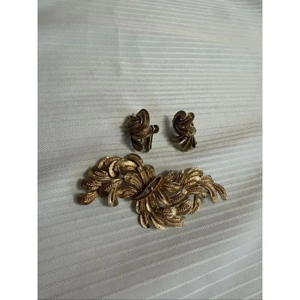 Vintage Signed Coro Gold Tone Textured Wave Splash Brooch Pin & Earrings